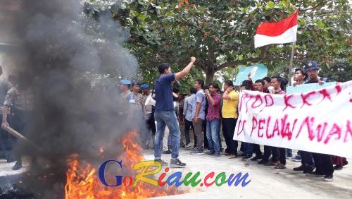 Pelantikan Anggota DPRD Pelalawan Diwarnai Unjuk Rasa Mahasiswa, Pintu Pagar Gedung Daerah Jebol