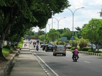 Bikin Macet, LAM Riau Minta Pemkot Pekanbaru Tertibkan PKL di Jalan Diponegoro