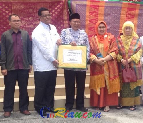 Jadi Warisan Melayu, Yayasan Maharatu Serahkan Tenun Songket Melayu Panjang 17 dan 45 meter ke LAM Riau