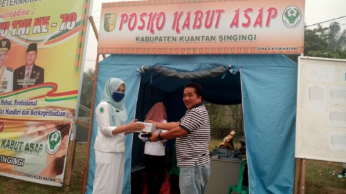 Peduli Kabut Asap, PT UKM Serahkan 1.000 Masker ke Diskes Kuansing