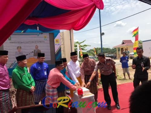Di Kuala Gasib Siak, Gubernur Riau Resmikan Listrik Masuk Desa