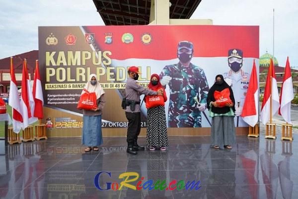 Kampus Polri Peduli SPN Polda Riau Vaksinasi dan Berikan Sembako kepada Masyarakat di Kampar