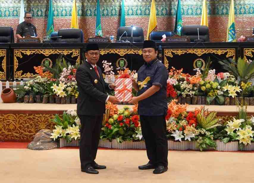 Pj Gubri Serahkan Nota Pengantar Ranperda Tentang Perubahan APBD 2024 Kepada DPRD Riau