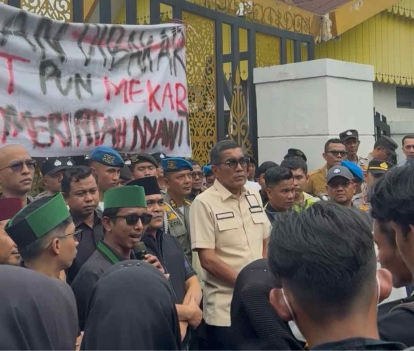 Demo HMI di DPRD Riau Desak Pencabutan Izin Korporasi Karhutla, Ketua Dewan Janji Teruskan Aspirasi