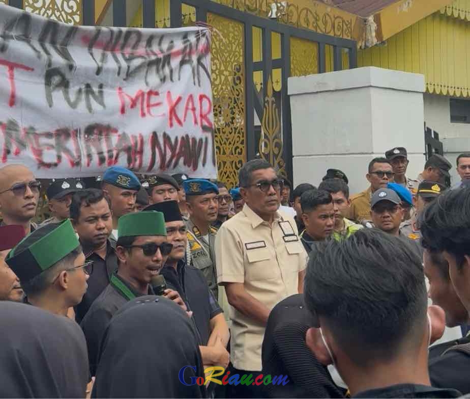 Demo HMI di DPRD Riau Desak Pencabutan Izin Korporasi Karhutla, Ketua Dewan Janji Teruskan Aspirasi