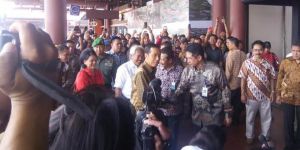 GoRiau Warga Pekanbaru Senang Bisa Peluk Presiden Jokowi, Katanya: Gubernur Saja Belum Tentu Bisa Dipeluk