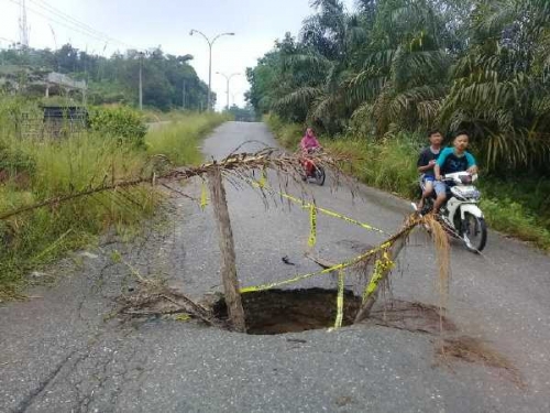 Lobang Maut Menanti Korban di Jalan Simpang Solah Banjar XII Rohil
