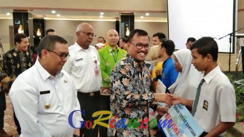 Beasiswa Pendidikan untuk Investasi SDM di Daerah