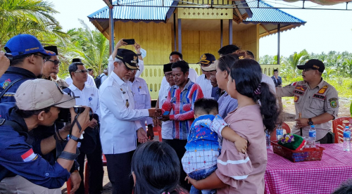 Warga Suku Akit Desa Bungur Rangsang Pesisir Terima Bantuan 38 Unit RLH dan Balai Pertemuan