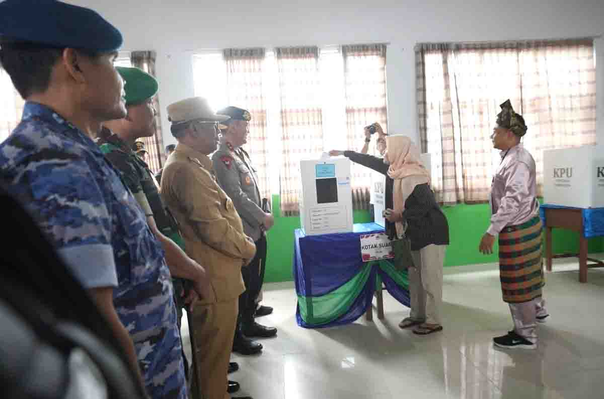 Pastikan Pilkada Aman dan Tertib, Pj Gubernur Riau Tinjau TPS di Siak Bersama Forkopimda