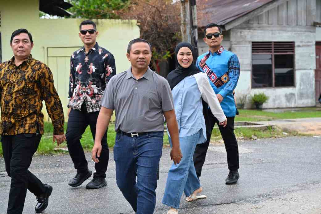 Meskipun Gerimis, Cagub Riau Abdul Wahid Bersama Istri Berjalan Kaki Menuju TPS