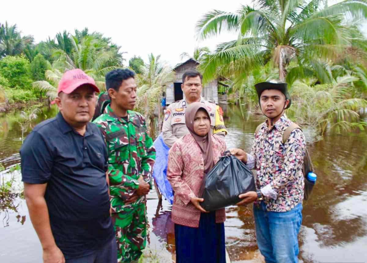 PT NSP Salurkan 158 Paket Sembako untuk Warga Terdampak Banjir di Teluk Buntal