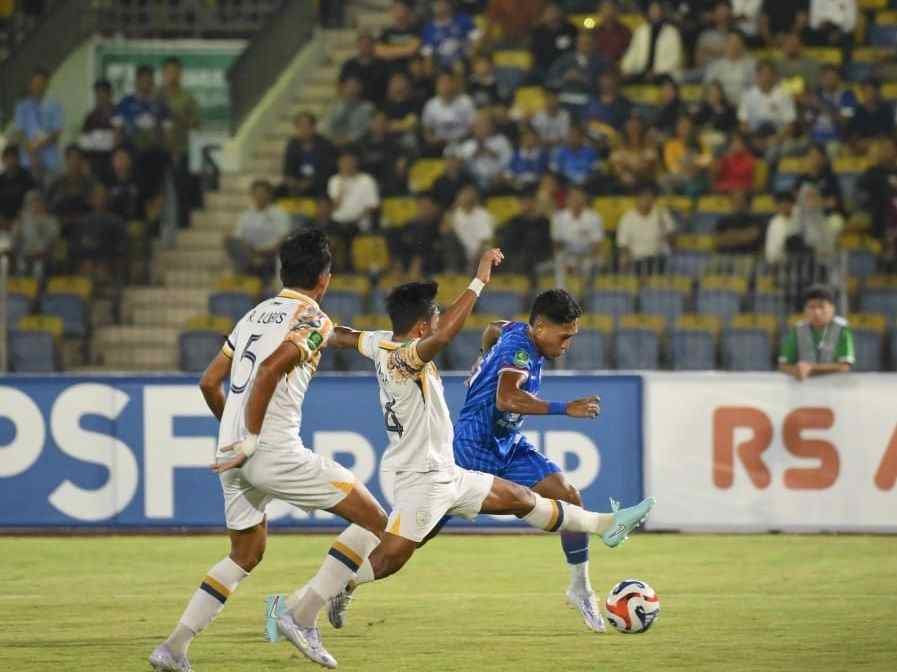 Lini Belakang Rapuh, PSPS Pekanbaru Tertinggal 1-3 dari Persikad di Babak Pertama