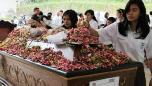 GoRiau Jenazah Korban AirAsia Mariane Claudia Teridentifikasi Berkat DNA di Seragam Sekolahnya