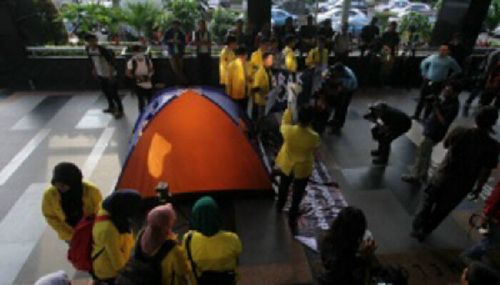 Dirikan Tenda Warna-warni, Mahasiswa Jaket Kuning Turut Kawal Gedung KPK
