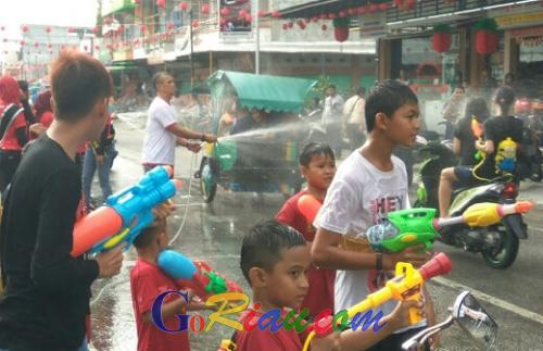 Cian Cui Mulai Tertib, Polisi Sempat Pecahkan Plastik Berisi Air
