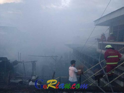 Tiupan Angin Picu Asap Pekat di Lokasi Kebakaran Jalan Perdagangan Pekanbaru, Regu Damkar Teriak Selamatkan Masjid!