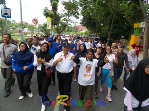 Edy Nasution Diserbu Anak Muda saat Jalan Sehat di Pekanbaru