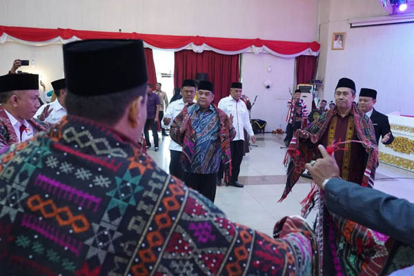 Hadiri pelantikan Ikanas, Gubernur Syamsuar dan Wakil Gubernur Edy Nasution Kompak Menari Manortor Raja