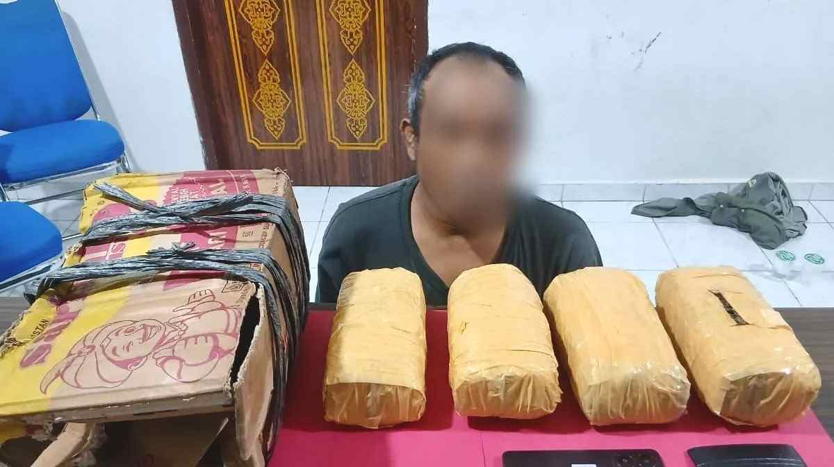 Polda Riau Gagalkan Peredaran Empat Paket Besar Ganja di Stadion Utama