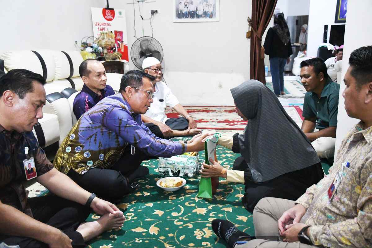Direksi dan Manajemen BRK Syariah Kunjungi Rumah Duka, Serahkan Santunan untuk Keluarga Almarhumah Siti Hajar Harahap