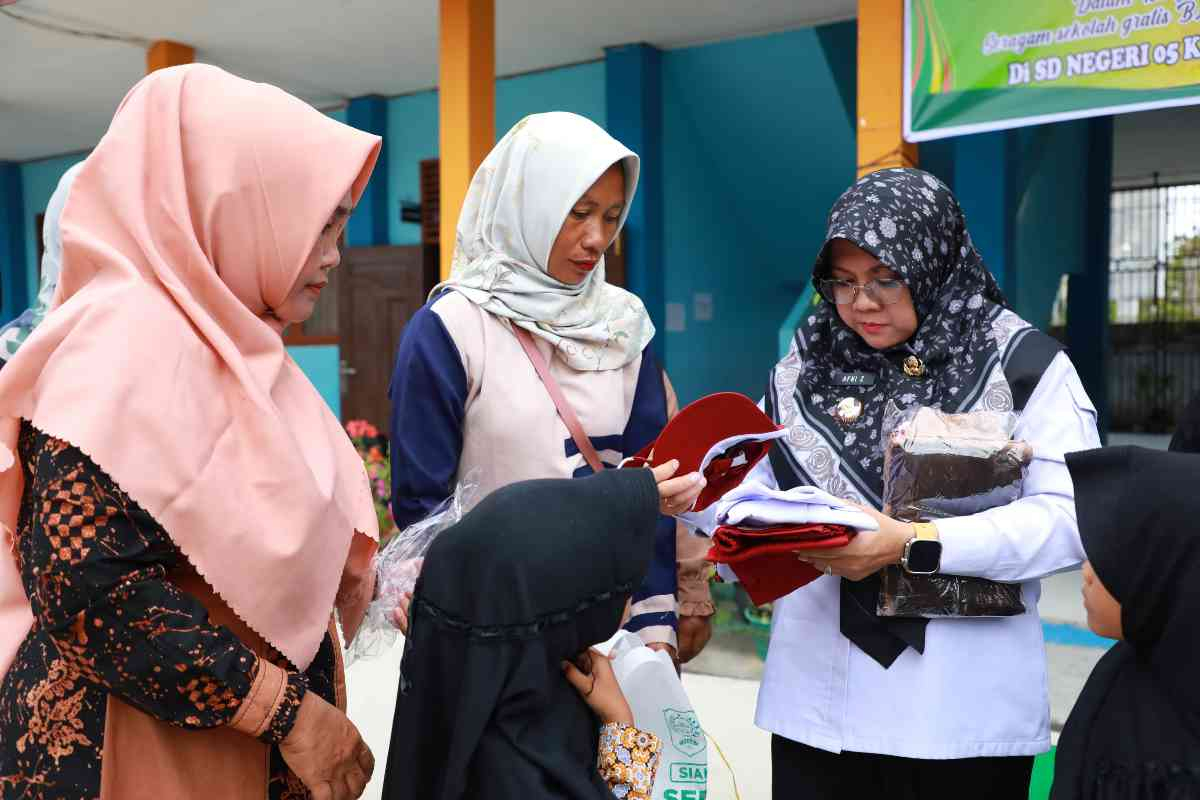 Bupati Siak Afni Zulkifli Salurkan Seragam Gratis Baznas, Libatkan Puluhan Penjahit Lokal