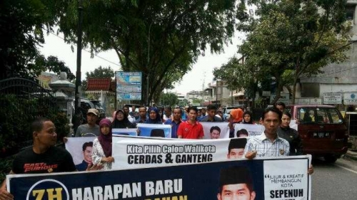 Antarkan Zulfan Kembalikan Formulir ke PDI-P, Ratusan Massa dan Ibu Rebana: Ayo Pilih Calon Ganteng dan Cerdas