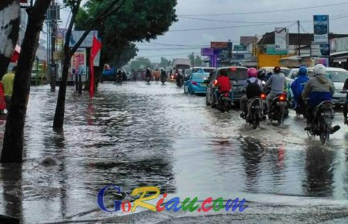 Hati-hati, Jalan Kaharudin Nasution Pekanbaru Tergenang Banjir