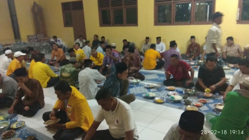 Sederhana dan Merakyat, Cagubri Arsyadjuliandi Rachman Lahap Makan Bajambau bersama Masyarakat Dusun Pauh Desa Koto Tibun