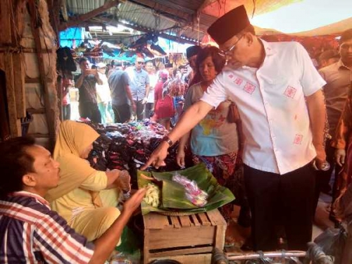 Blusukan di Pasar Selasa Bangun Jaya Rohul, Pedagang: Pak Wagubri Masih Gagah, Lanjutkan Pak