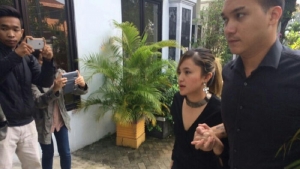 GoRiau Datang Pakai Alphard, Marshanda Jenguk Pria yang Mengaku Ayahnya di Panti Sosial Cipayung