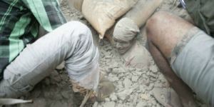 GoRiau Terkubur Hingga Leher, Seorang Pria Selamat dari Gempa Nepal, Ini Fotonya