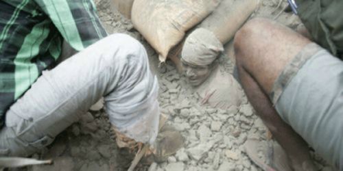 Terkubur Hingga Leher, Seorang Pria Selamat dari Gempa Nepal, Ini Fotonya