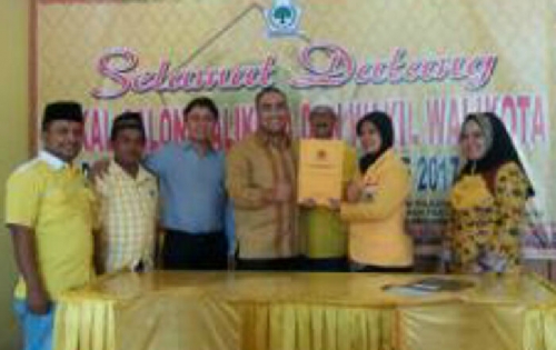 Ditemani Ketua KNPI Riau, Irvan Herman Kembalikan Formulir ke Golkar Pekanbaru