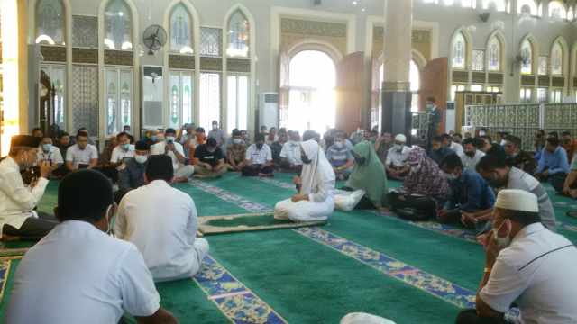 Dian Novita Lubis Bersyahadat Disaksikan Ratusan Jamaah Masjid Ar Rahman