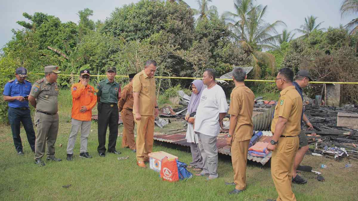 Wabup Muzamil Serahkan Bantuan ke Korban Kebakaran Rumah di Selatpanjang