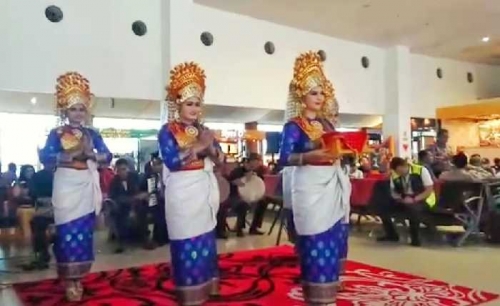 Cara Kreatif Bandara Sultan Syarif Kasim II Pekanbaru Hibur Penumpang Selama Ramadan, Hingga Bagi-bagi Takjil