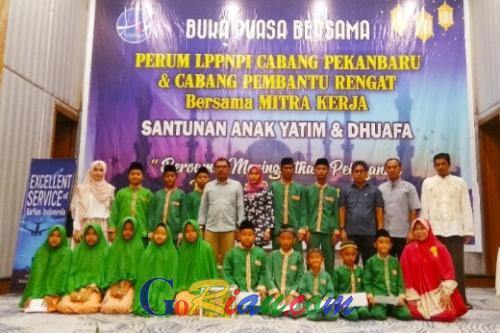 Berbagi Berkah di Bulan Suci, Perum LPPNPI Cabang Pekanbaru Santuni Belasan Anak Yatim dan Dhuafa