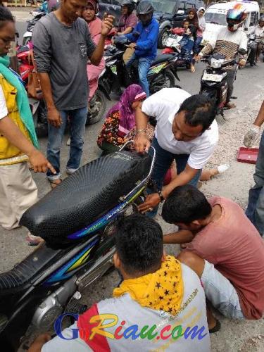 Seorang Ibu Terluka usai Pakaiannya Terlilit ke Gear Sepeda Motor saat Berboncengan di Jalan Harapan Raya Pekanbaru