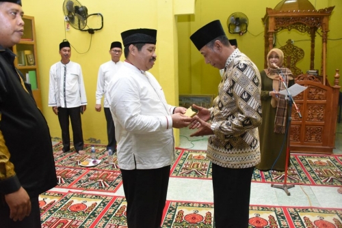 Bupati Amril Mukminin Serahkan Zakat Mal di Kecamatan Bathin Solapan