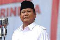 Prabowo Mengaku Belum Berani Pakai Sarung