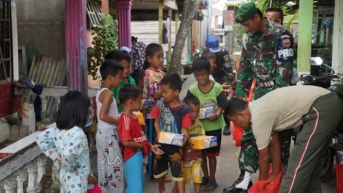 Dapat Nasi Kotak saat Tengah Bermain, Anak-anak: Terimakasih Bapak Kodim Inhil