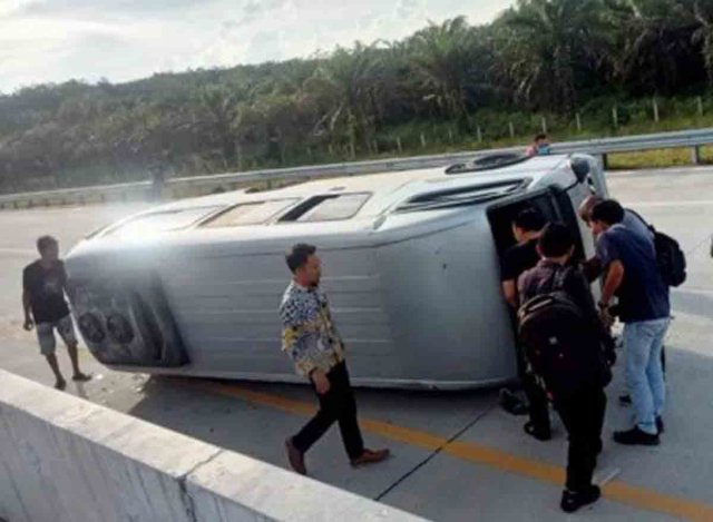 Mini Bus Bawa Dosen Universitas Pahlawan Terguling di Tol Pekanbaru - Bangkinang
