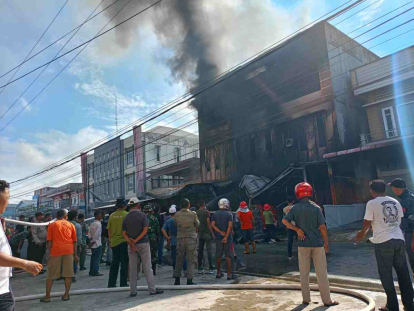 Kebakaran Tiga Unit Ruko di Selatpanjang Menimbulkan Bunyi Ledakan