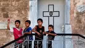Tak Ada Lagi Tempat Aman dari Serangan Israel, Muslim Gaza Terpaksa Salat Idul Fitri di Gereja