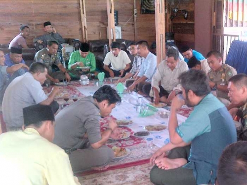 Makan Siang Bareng Staf, Camat Mandau Halal Bihalal di Pendopo