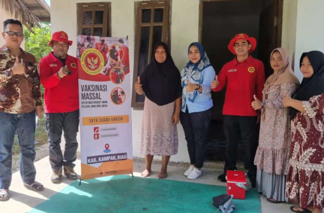 Tingkatkan Angka Vaksinasi, Binda Riau Datangi Warga dari Rumah ke Rumah
