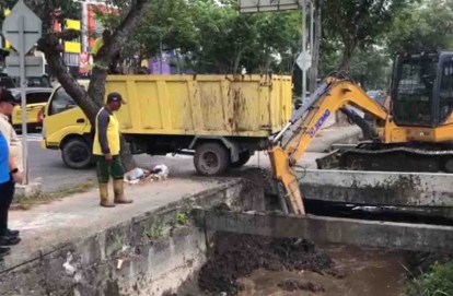 GoRiau Antisipasi Musim Hujan, Pemkot Pekanbaru ‘Korek’ Drainase Jalan Arifin Ahmad