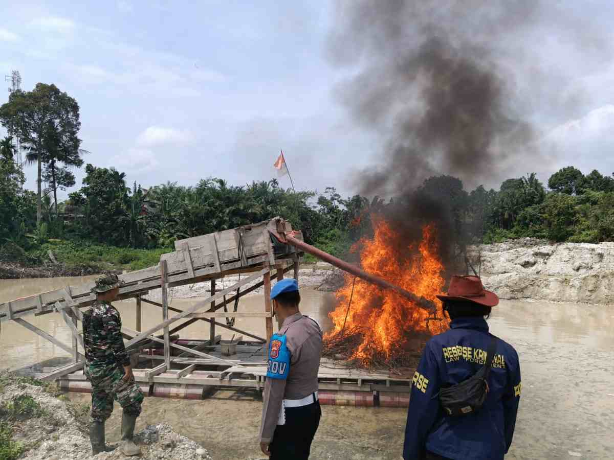 Penertiban PETI di Cerenti Memanas, Polisi Dilempari Batu, Kendaraan Nyaris Dibakar Warga