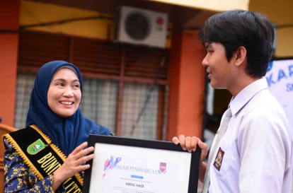 GoRiau Bunda Literasi Riau dan Duta Baca Abdul Hadi Berbagi Inspirasi di SMAS Handayani